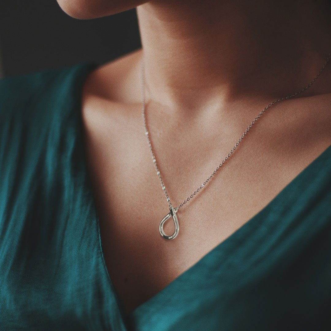 Cali - Equestrian Horseshoe Loop Necklace in Gold